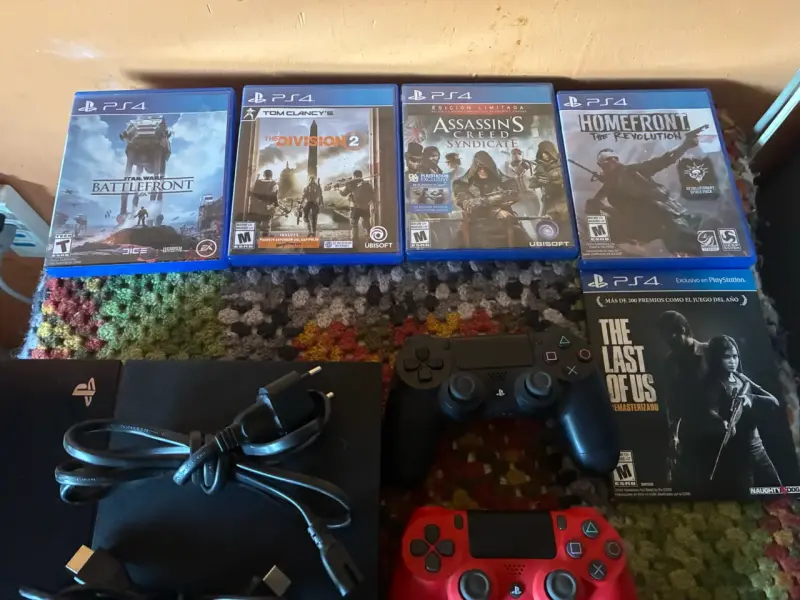 Consola Sony PS4 con juegos y controles - 2