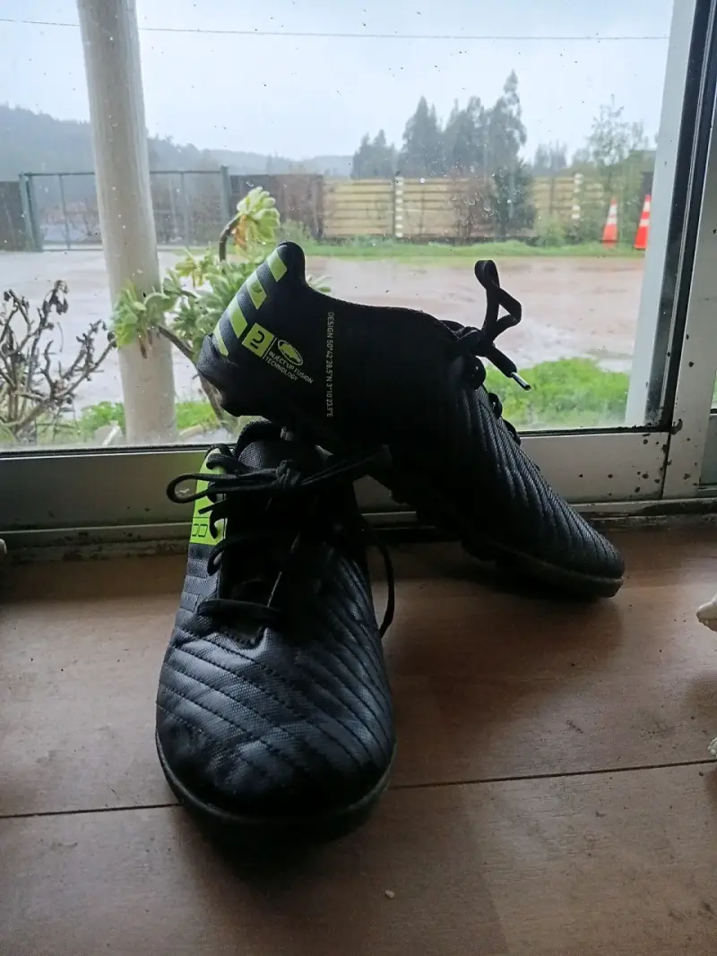 Zapatillas de fútbol negras y verdes - 1