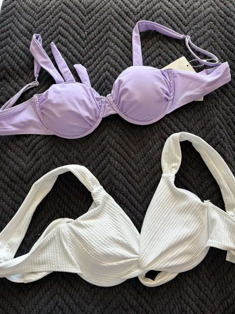 Conjunto de bikinis en lila y blanco - 1