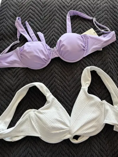 Conjunto de bikinis en lila y blanco - miniatura 1