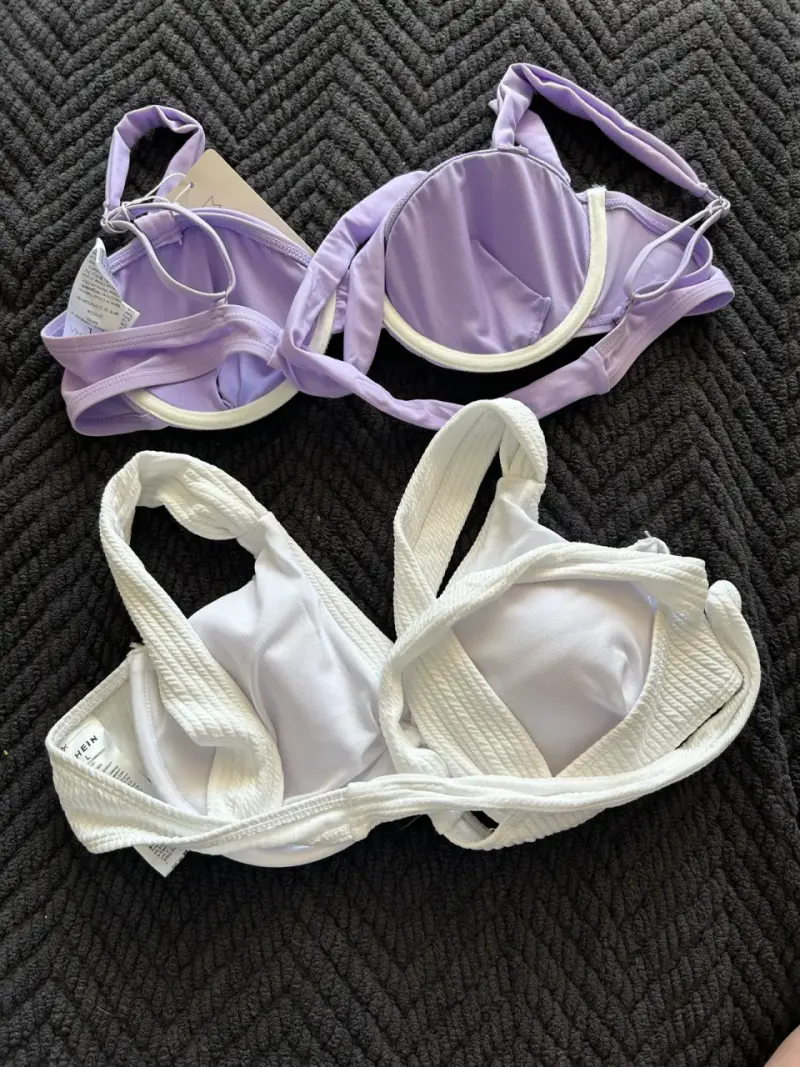 Conjunto de bikinis en lila y blanco - 2