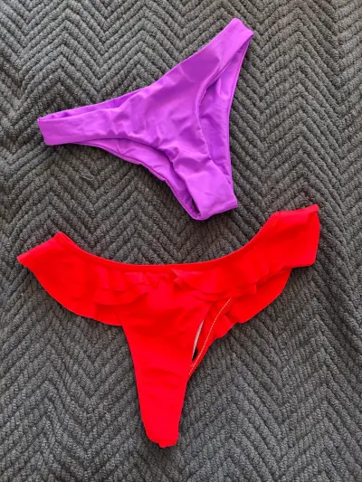 Conjunto de bikinis en colores vibrantes - miniatura 1