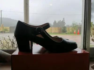 Zapatos de cueca con tacón bajo negros con hebilla - miniatura 1