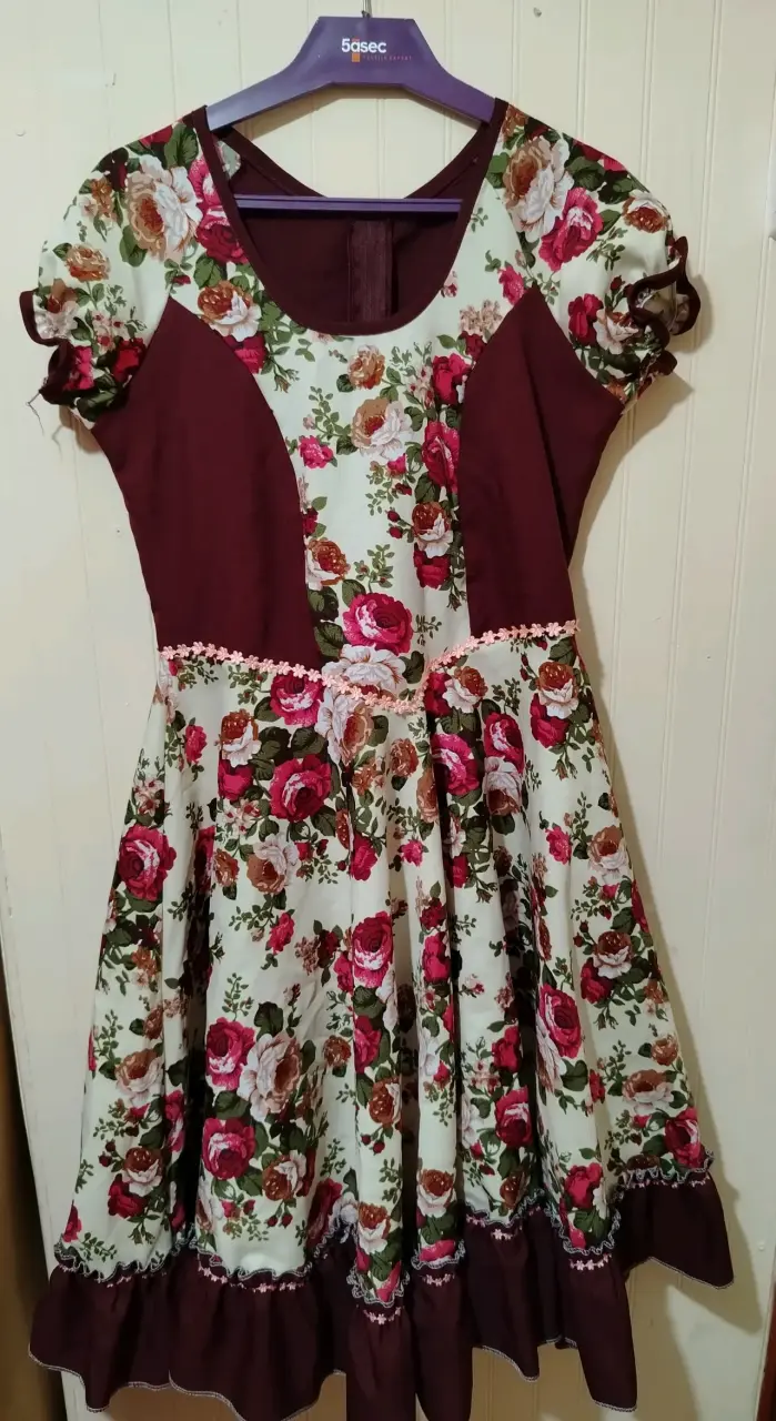 Vestido floral vintage con enagua - 1