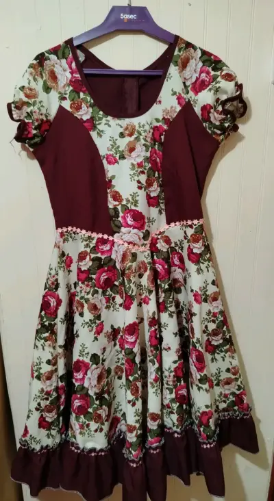 Vestido floral vintage con enagua - miniatura 1