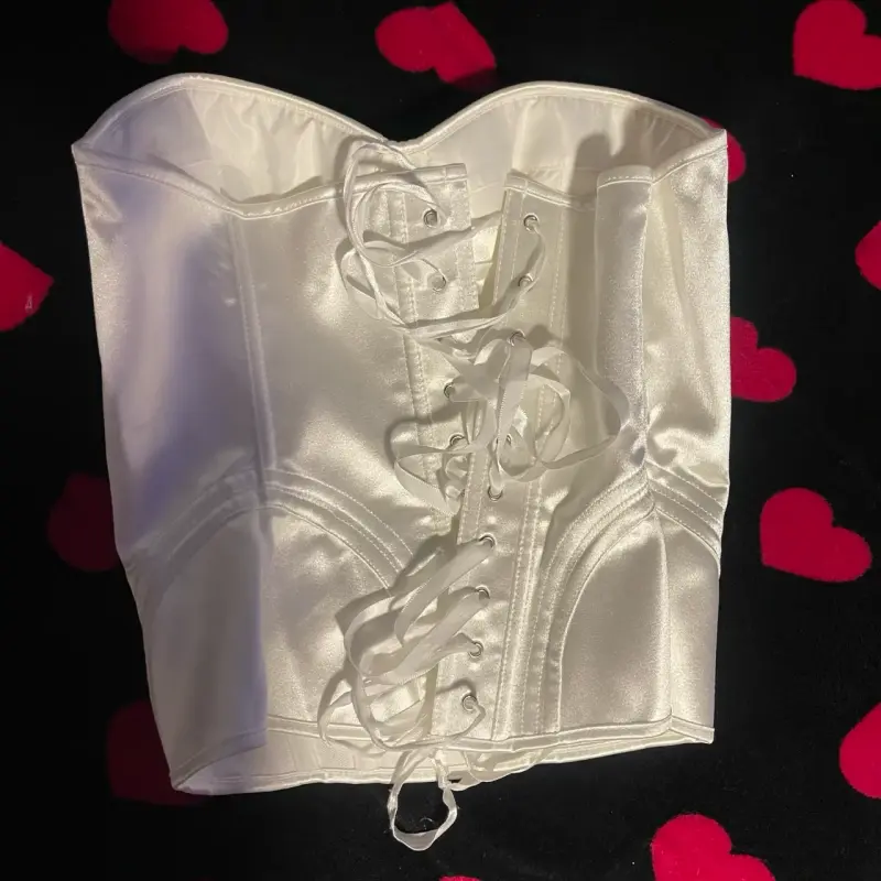Corset blanco de satén con cordones ajustables - 2