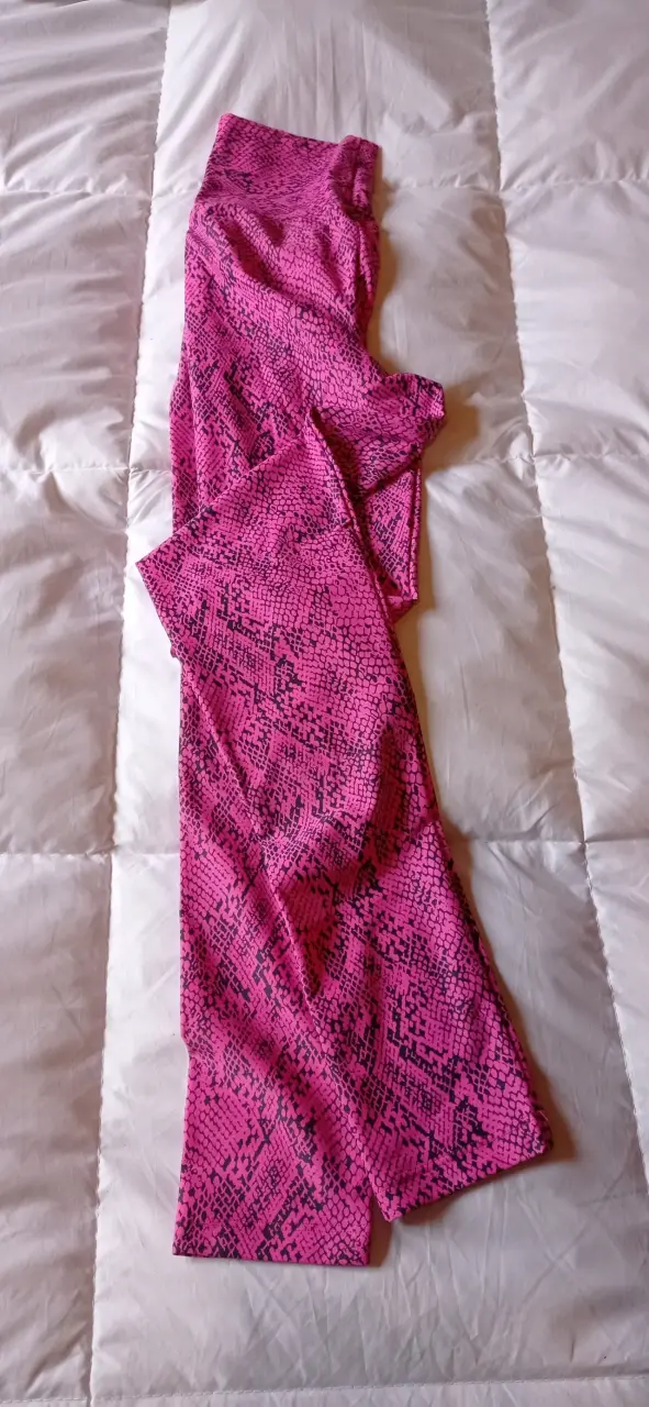 Leggings deportivos rosados con estampado de serpiente