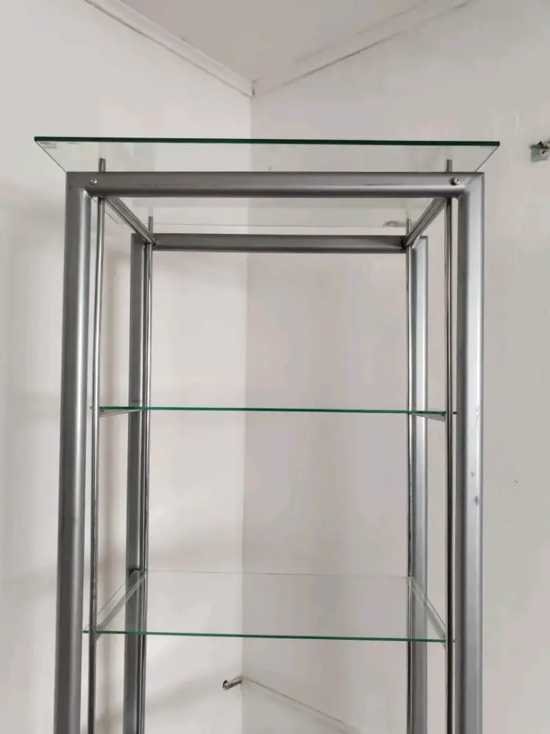 Vitrina de vidrio con estructura metálica - 3