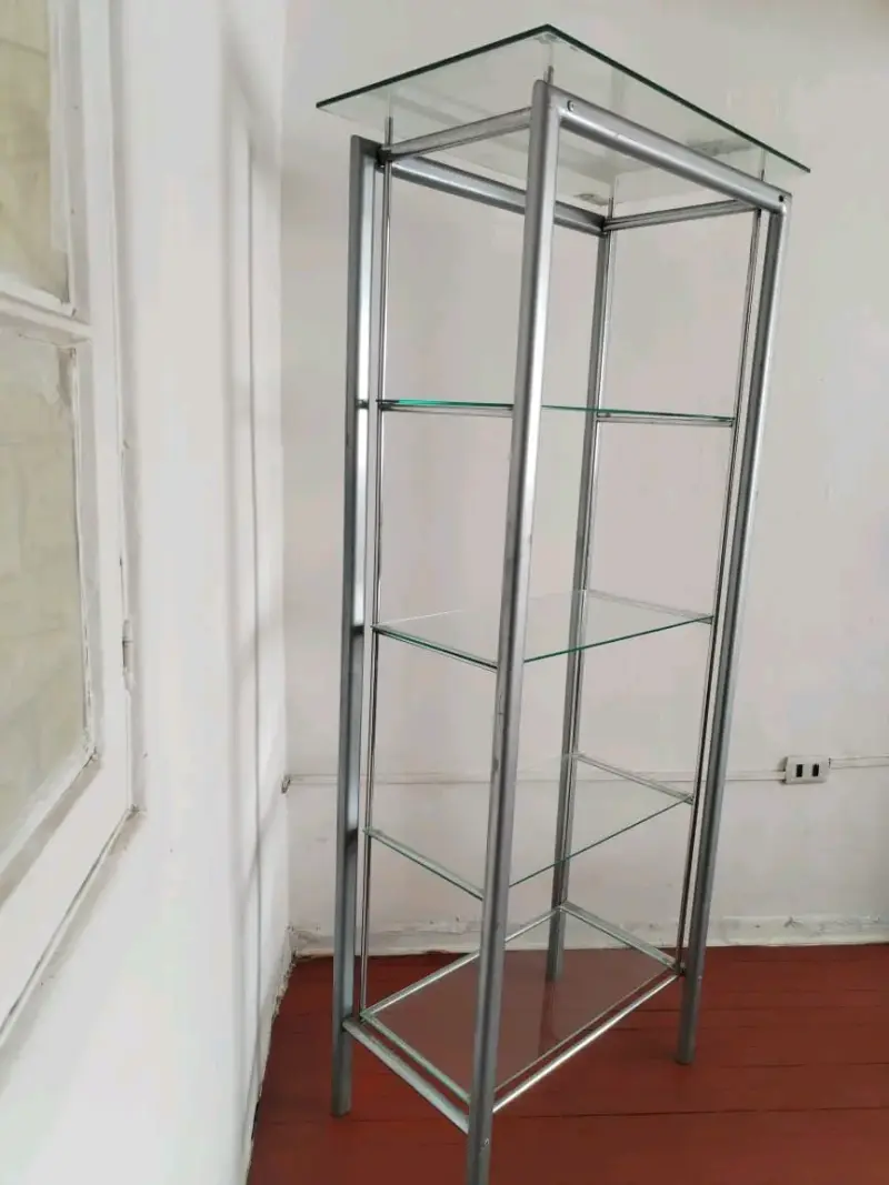 Vitrina de vidrio con estructura metálica - 4