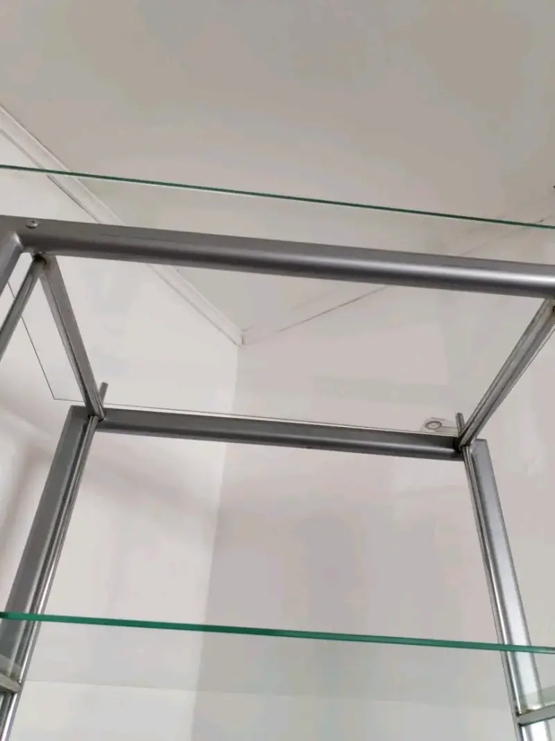 Vitrina de vidrio con estructura metálica - 5
