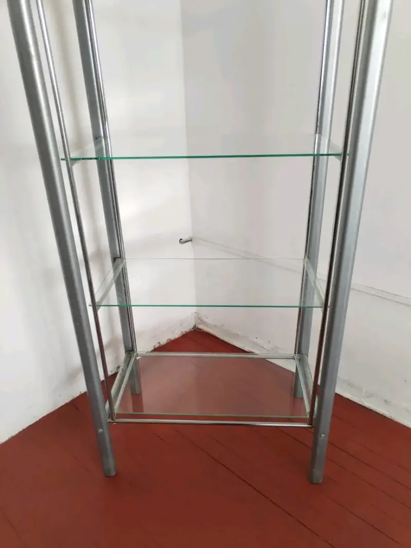Vitrina de vidrio con estructura metálica - 6