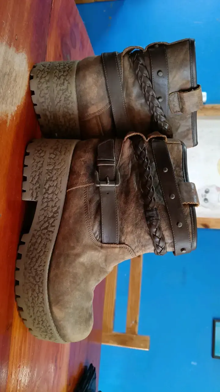 Botas de cuero marrón con suela gruesa - 4