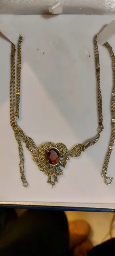 Collar vintage con piedra roja y diseño elegante - miniatura 1