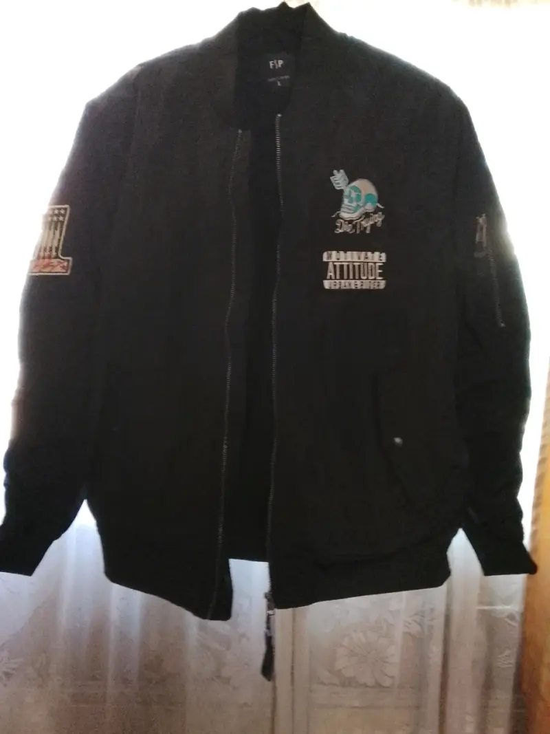 Chaqueta bomber negra con parches F&P - 2
