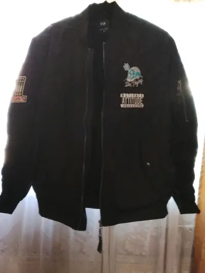 Chaqueta bomber negra con parches F&P - miniatura 2