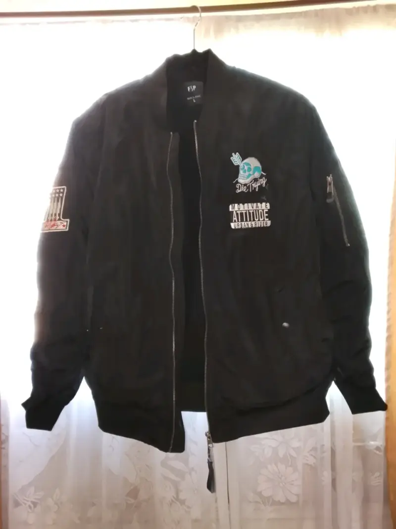 Chaqueta bomber negra con parches F&P - 3