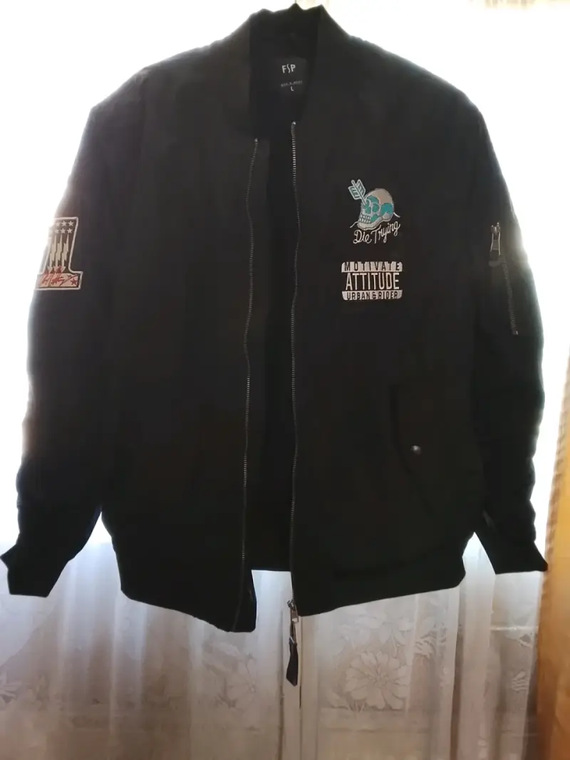 Chaqueta bomber negra con parches F&P - 4