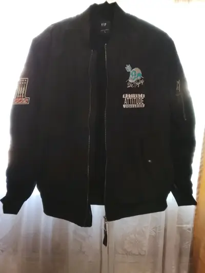 Chaqueta bomber negra con parches F&P - miniatura 4