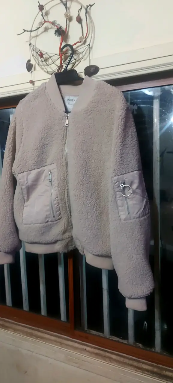 Chaqueta de lana beige con bolsillos