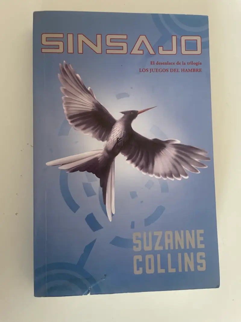 Libro Sinsajo de Suzanne Collins en buen estado