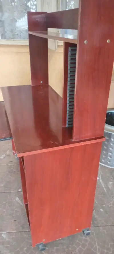Escritorio de madera con ruedas y estantes - miniatura 1