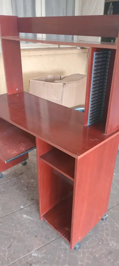 Escritorio de madera con ruedas y estantes - miniatura 2