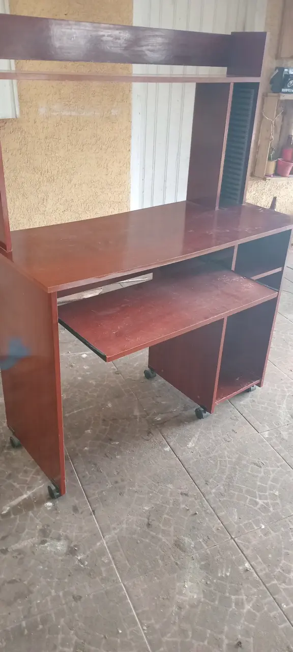 Escritorio de madera con ruedas y estantes - 3