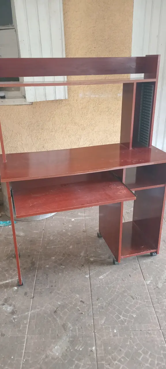 Escritorio de madera con ruedas y estantes - 4