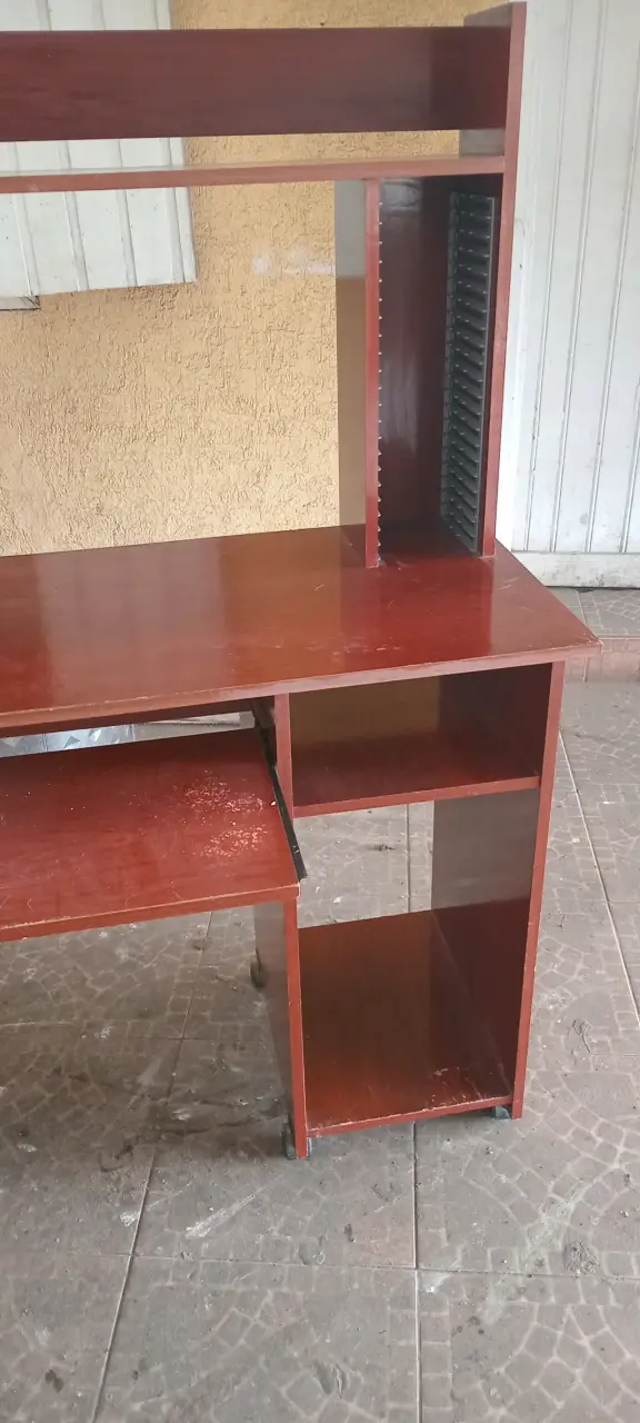Escritorio de madera con ruedas y estantes - 5