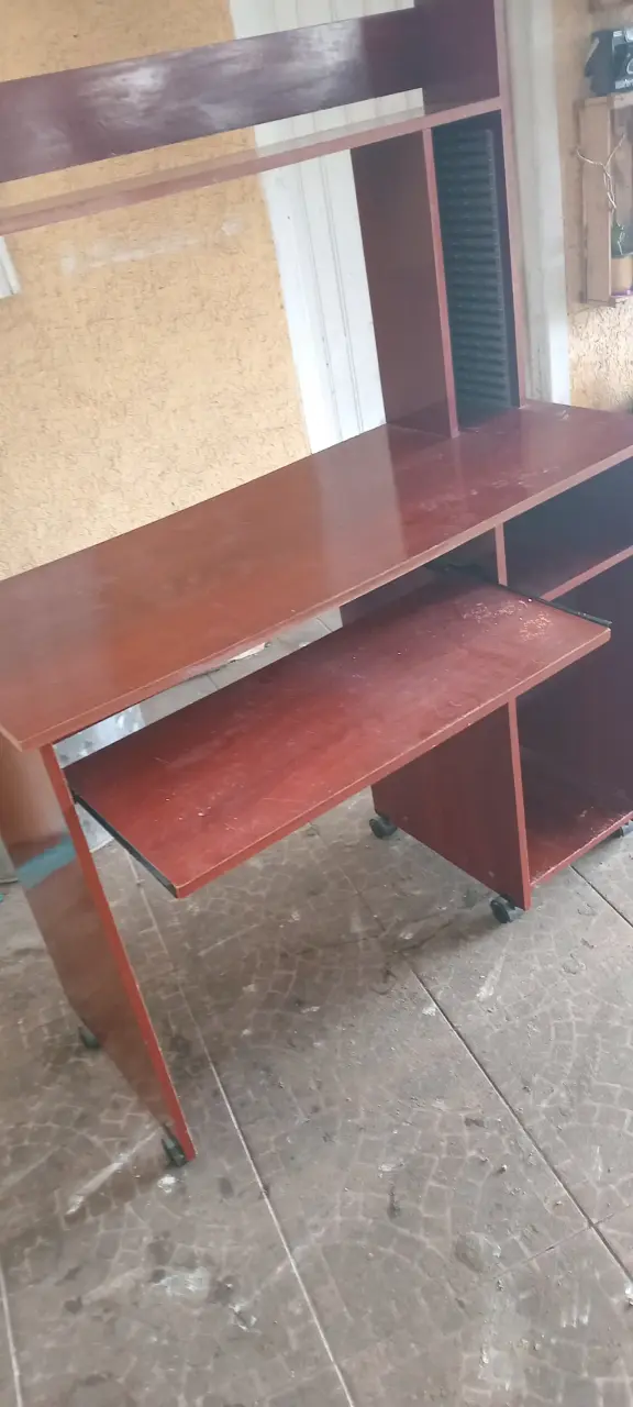 Escritorio de madera con ruedas y estantes - 6