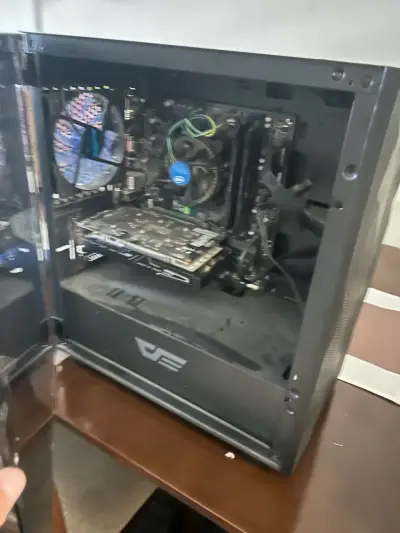 PC de escritorio gamer con monitor incluido - miniatura 1