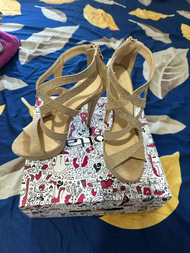 Sandalias de Tacón Alto Beige con Brillantes - 1