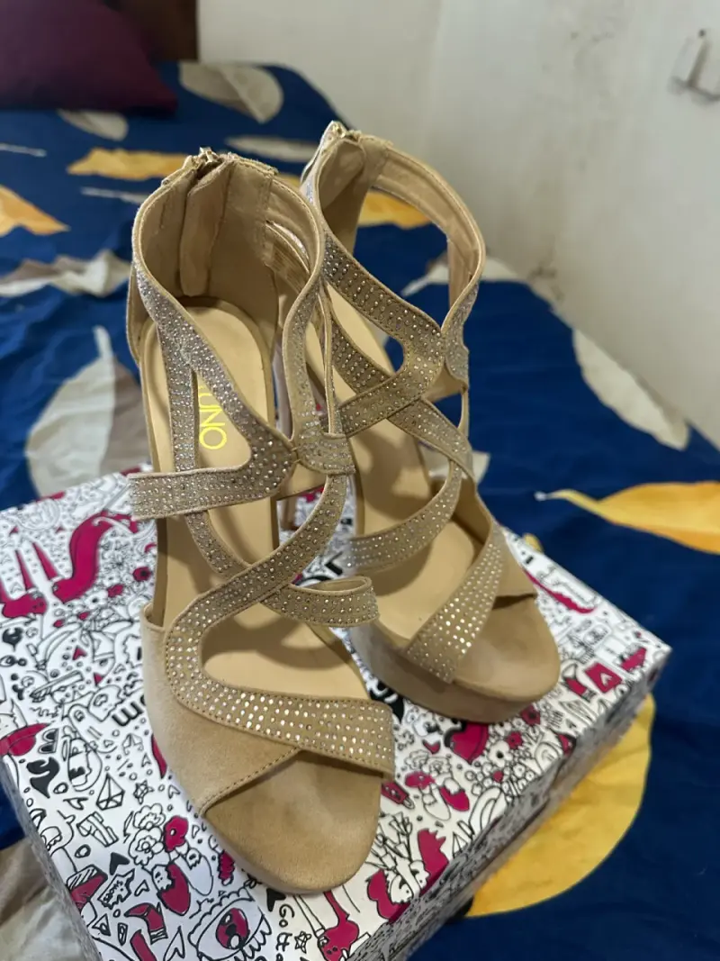 Sandalias de Tacón Alto Beige con Brillantes - 2