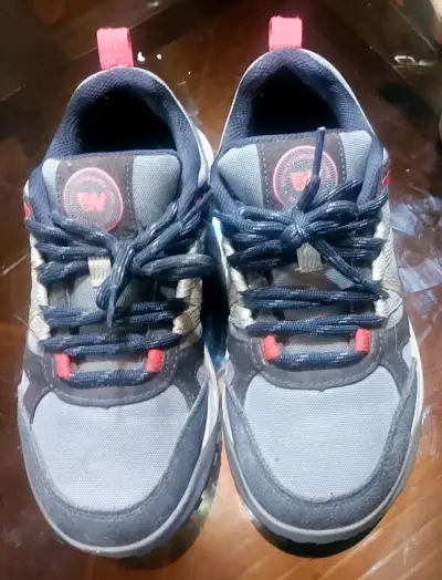 Zapatillas deportivas gris y azul con detalles rojos - miniatura 1