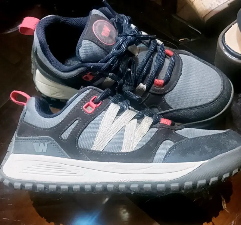 Zapatillas deportivas gris y azul con detalles rojos - 2