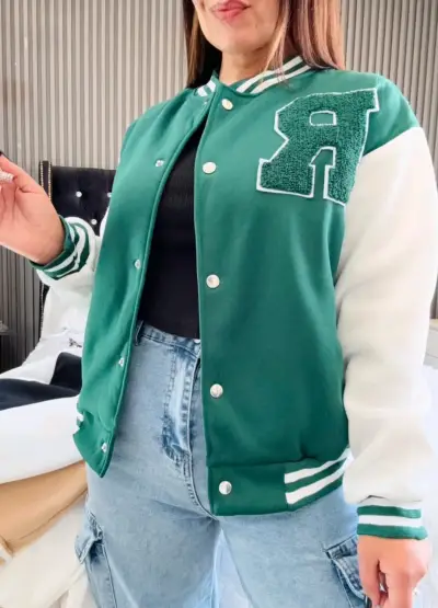 Chaqueta varsiry verde y blanca con letra R - miniatura 1