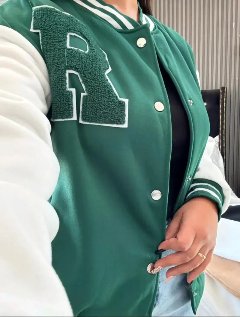 Chaqueta varsiry verde y blanca con letra R - 2