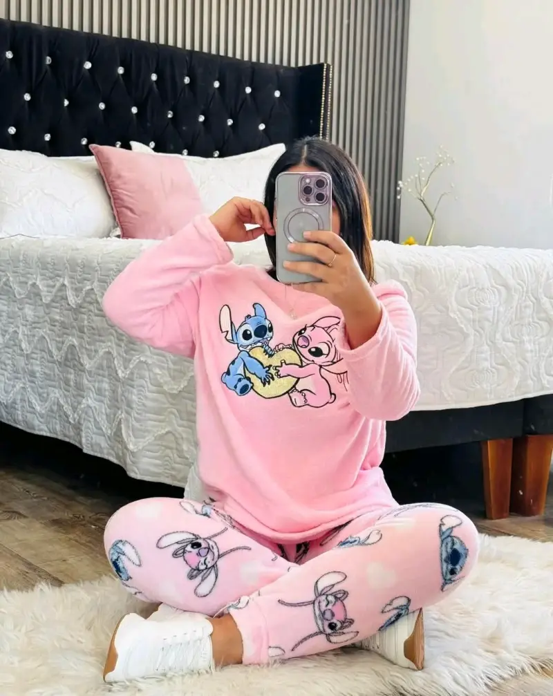 Pijama de mujer rosa con diseño animado de stitch