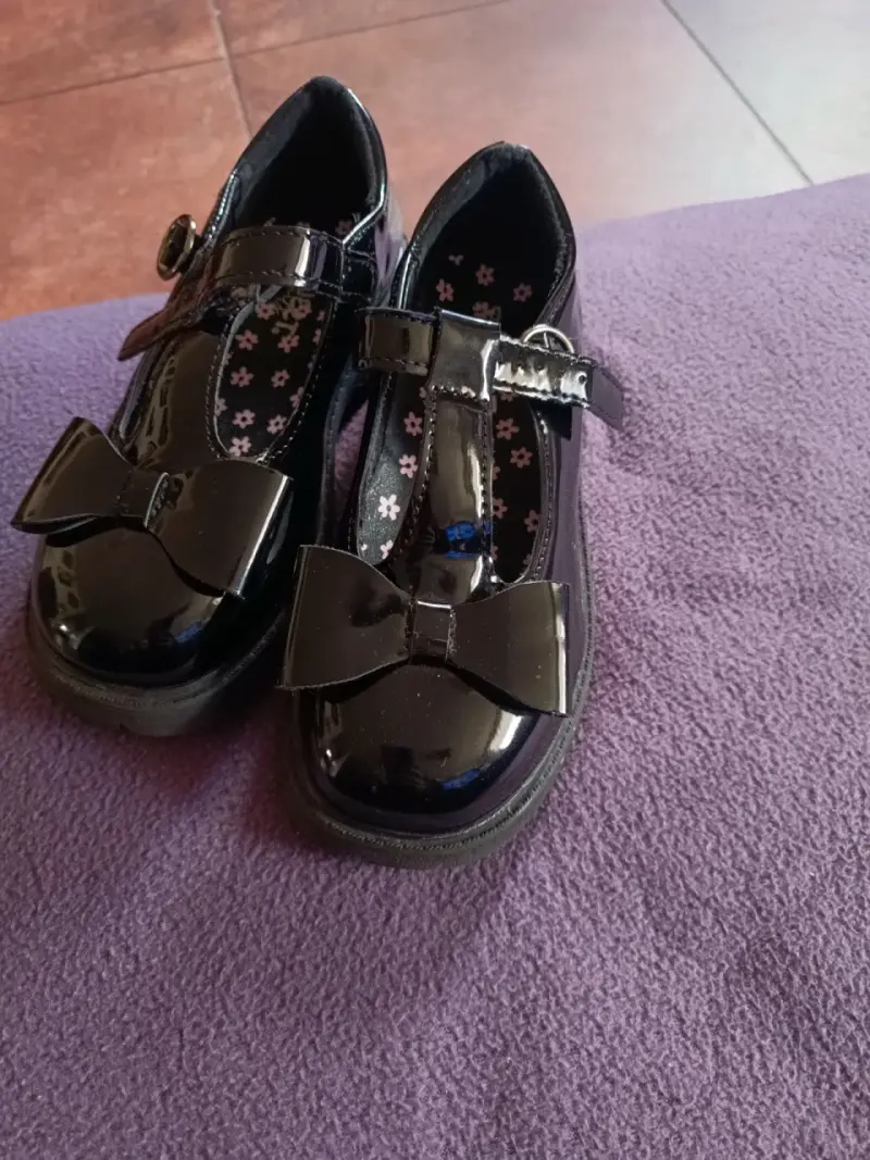 Zapatos de charol negro para niña con moño(30 n)
