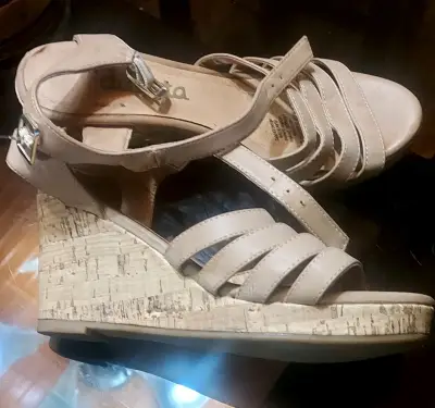 Sandalias de cuña beige para mujer - miniatura 1