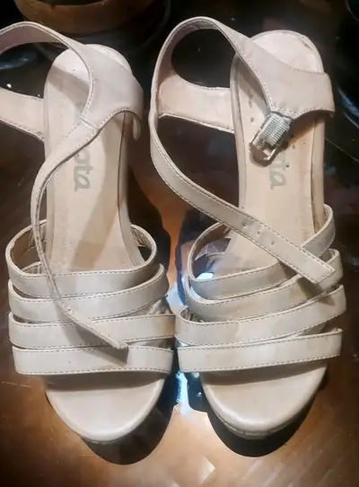 Sandalias de cuña beige para mujer - miniatura 2