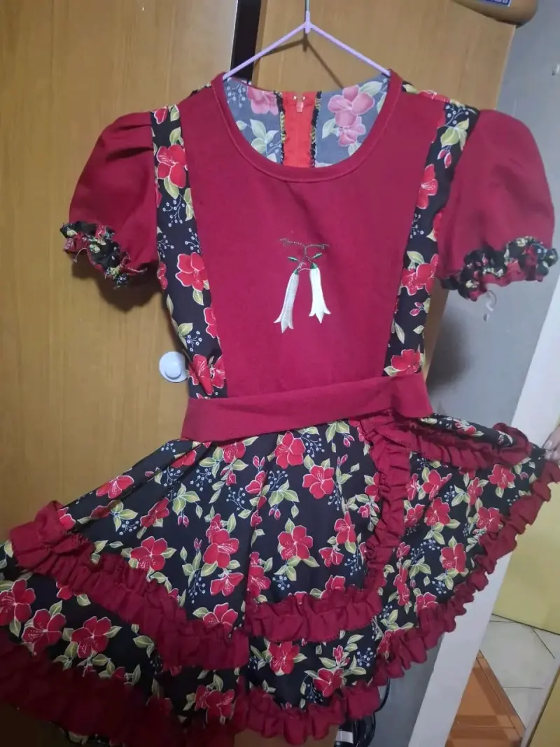 Vestido floral rojo con volantes para niña