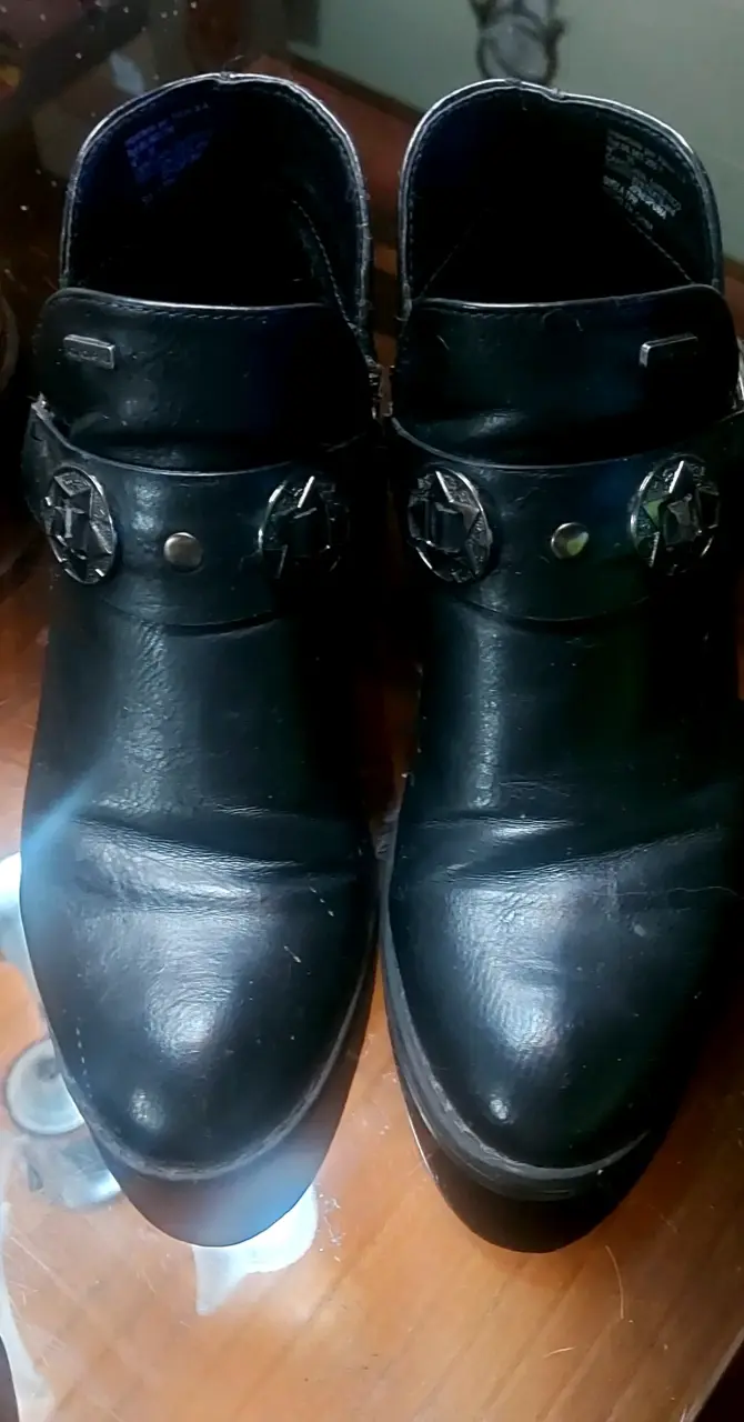 Botines de cuero negro con hebillas decorativas - 1