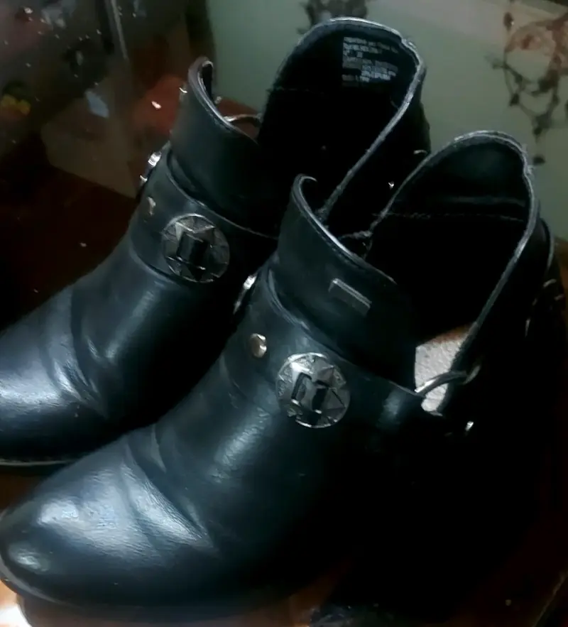 Botines de cuero negro con hebillas decorativas - 2