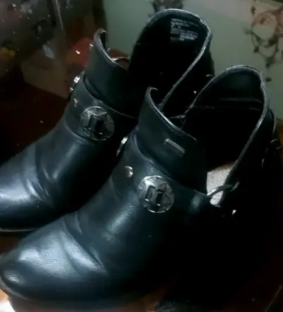 Botines de cuero negro con hebillas decorativas - miniatura 2