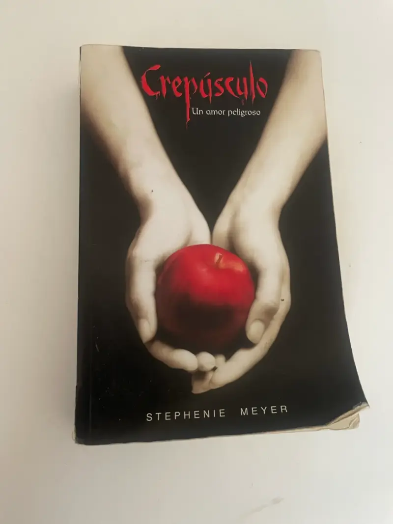 Libro Crepúsculo de Stephenie Meyer en buen estado