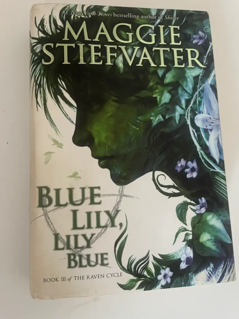 Libro 'Blue Lily, Lily Blue' de Maggie Stiefvater