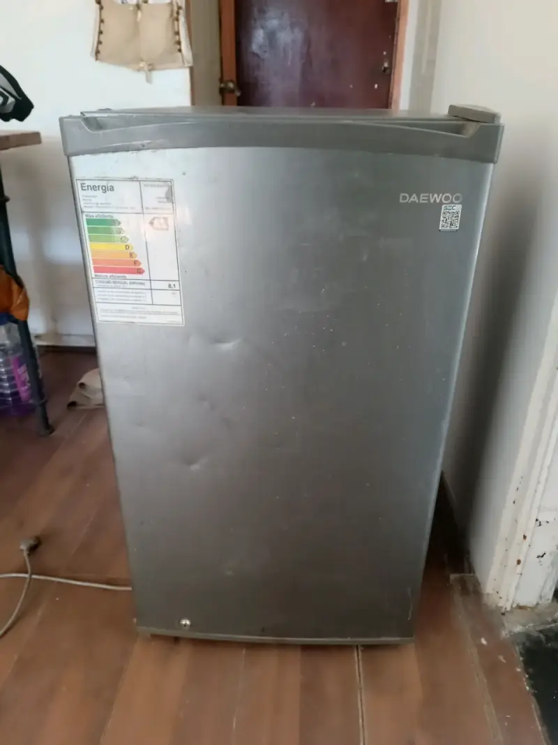 Refrigerador compacto Daewoo gris con congelador - 1