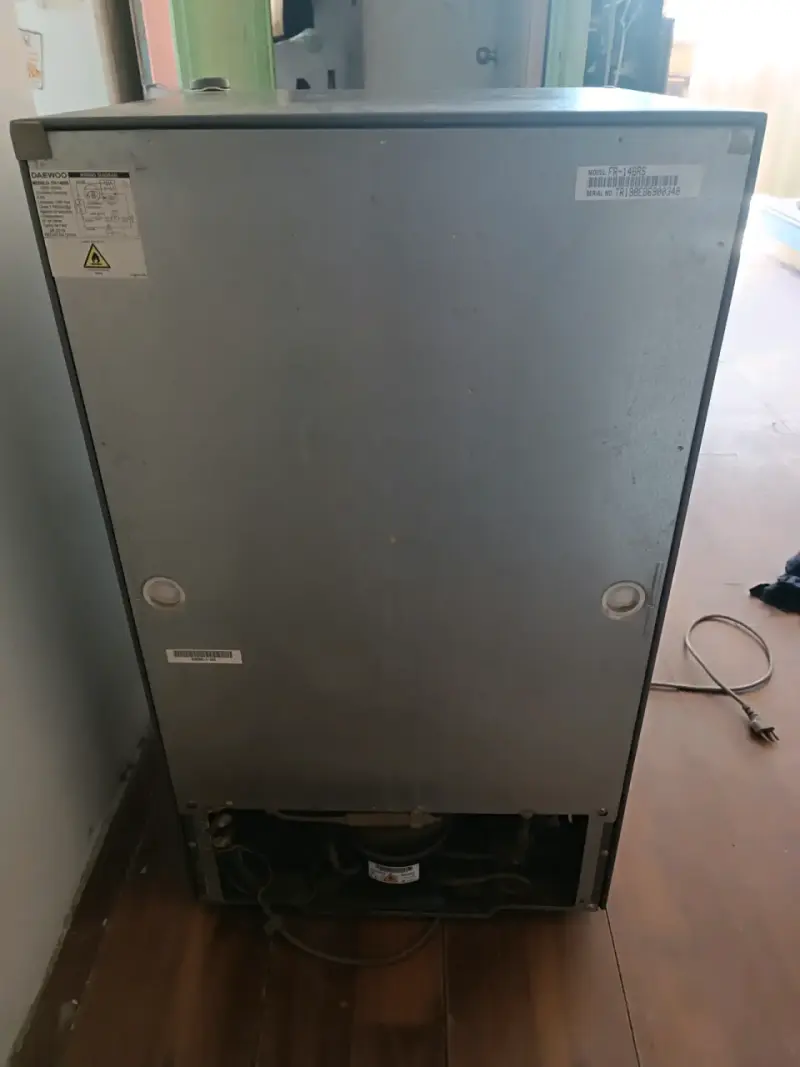 Refrigerador compacto Daewoo gris con congelador - 2