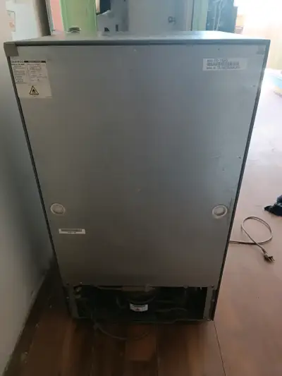 Refrigerador compacto Daewoo gris con congelador - miniatura 2